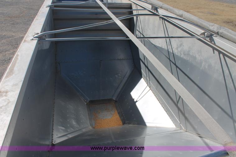 image for item H8280 2007 Wilson DWH550 Pace Setter double hopper bottom grain trailer