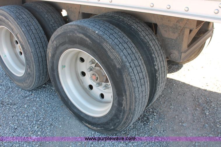 image for item H8280 2007 Wilson DWH550 Pace Setter double hopper bottom grain trailer