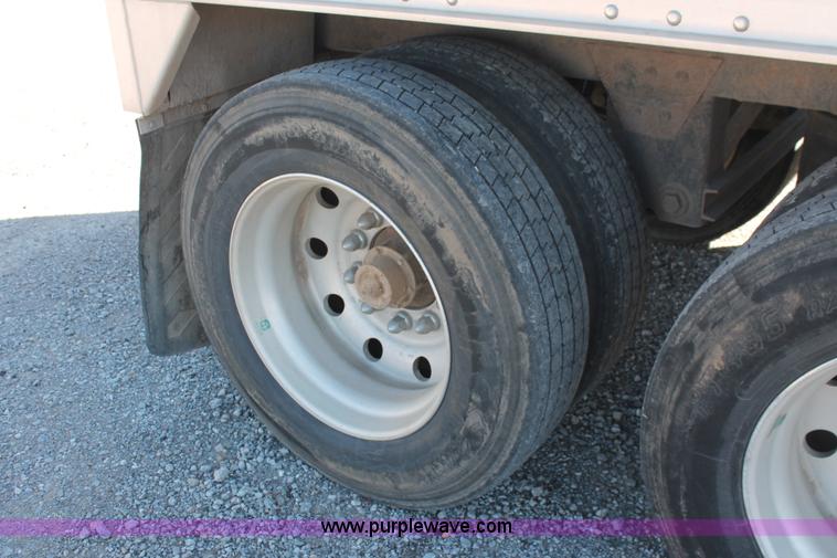 image for item H8280 2007 Wilson DWH550 Pace Setter double hopper bottom grain trailer