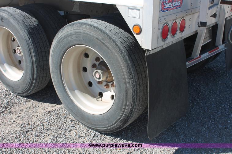 image for item H8280 2007 Wilson DWH550 Pace Setter double hopper bottom grain trailer