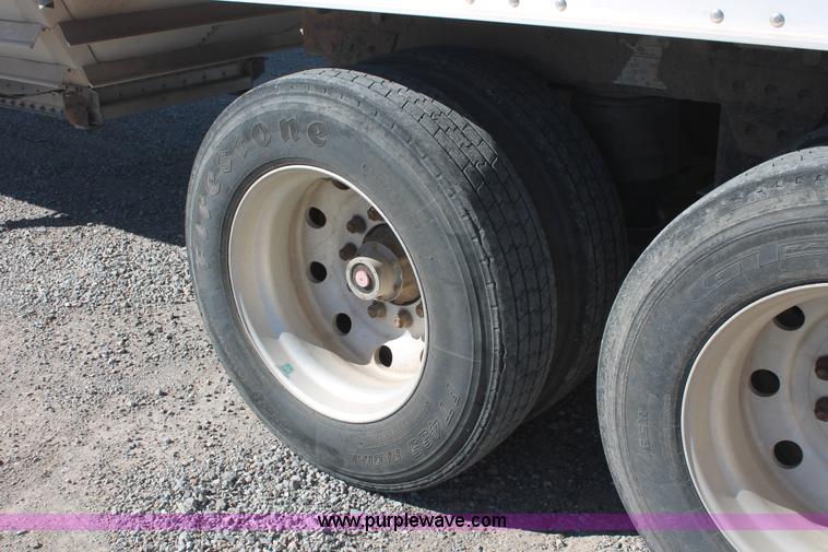 image for item H8280 2007 Wilson DWH550 Pace Setter double hopper bottom grain trailer