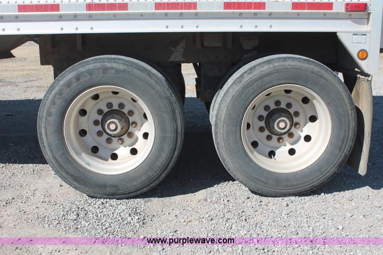 image for item H8280 2007 Wilson DWH550 Pace Setter double hopper bottom grain trailer