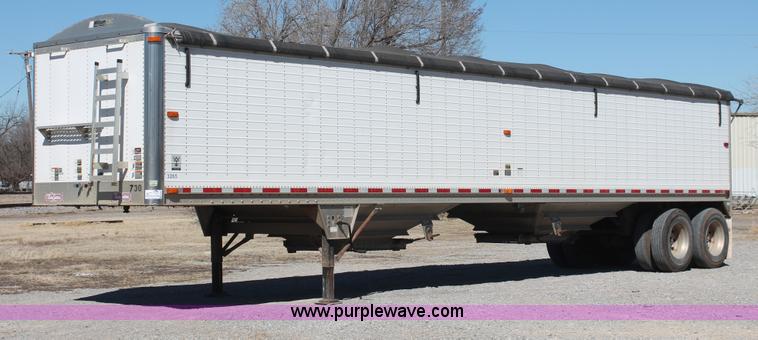 image for item H8281 2007 Wilson DWH550 Pace Setter double hopper bottom grain trailer