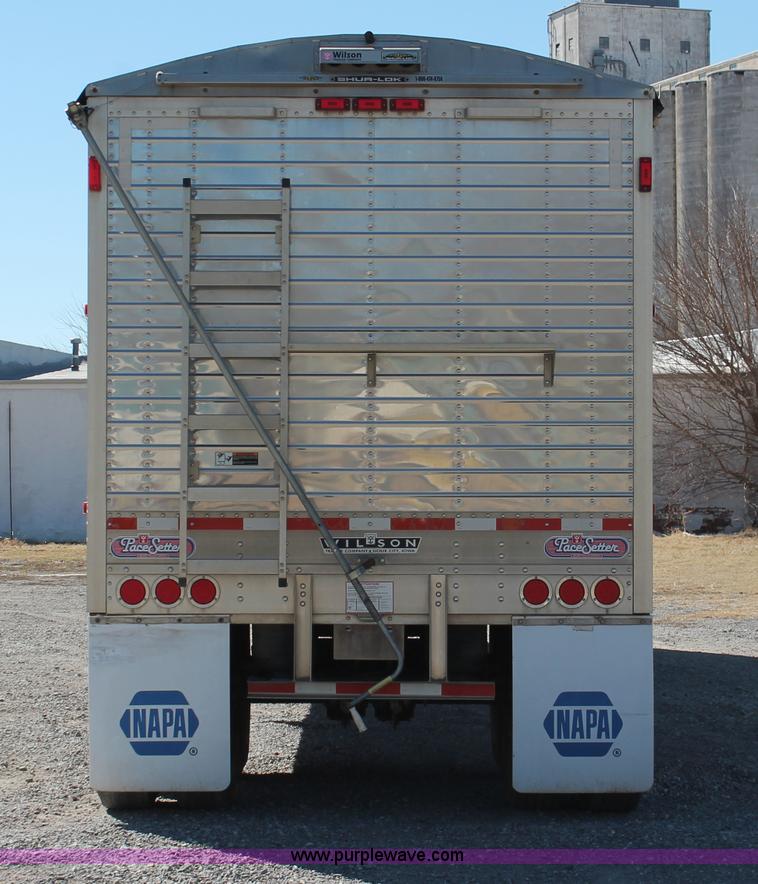 image for item H8281 2007 Wilson DWH550 Pace Setter double hopper bottom grain trailer