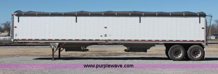 image for item H8281 2007 Wilson DWH550 Pace Setter double hopper bottom grain trailer