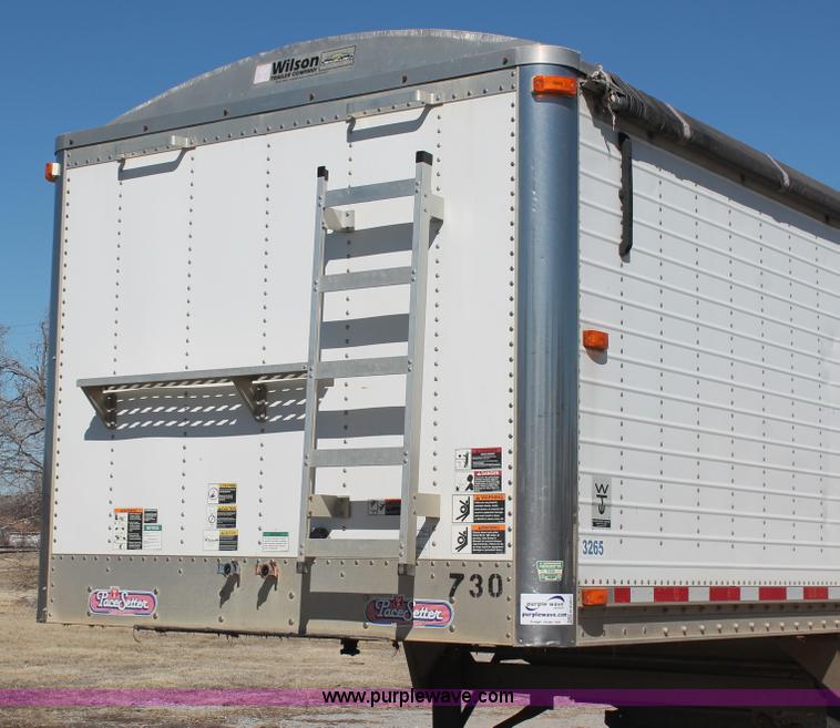 image for item H8281 2007 Wilson DWH550 Pace Setter double hopper bottom grain trailer