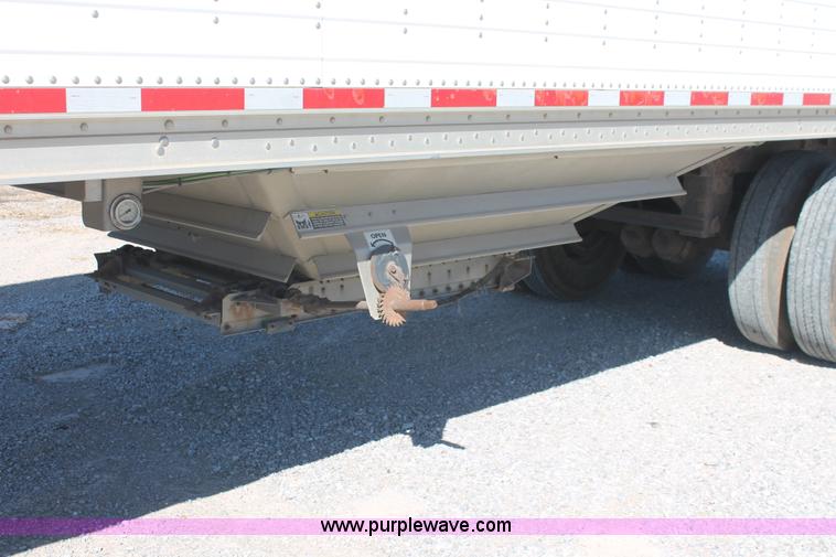 image for item H8281 2007 Wilson DWH550 Pace Setter double hopper bottom grain trailer