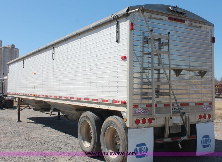 image for item H8281 2007 Wilson DWH550 Pace Setter double hopper bottom grain trailer
