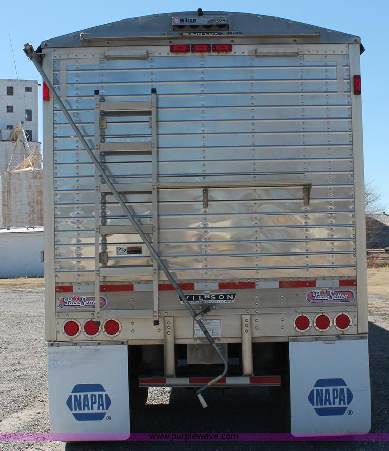 image for item H8281 2007 Wilson DWH550 Pace Setter double hopper bottom grain trailer
