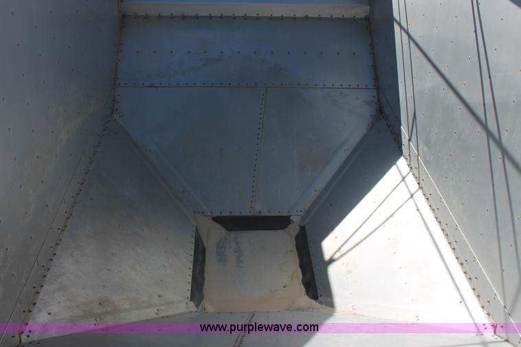 image for item H8281 2007 Wilson DWH550 Pace Setter double hopper bottom grain trailer