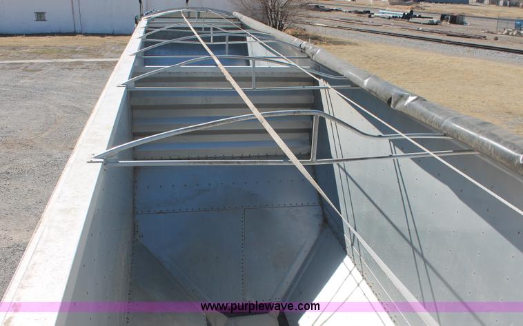 image for item H8281 2007 Wilson DWH550 Pace Setter double hopper bottom grain trailer
