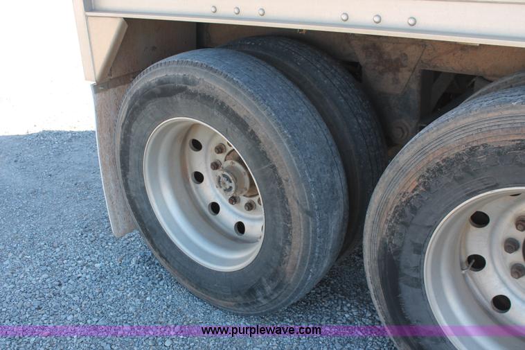 image for item H8281 2007 Wilson DWH550 Pace Setter double hopper bottom grain trailer