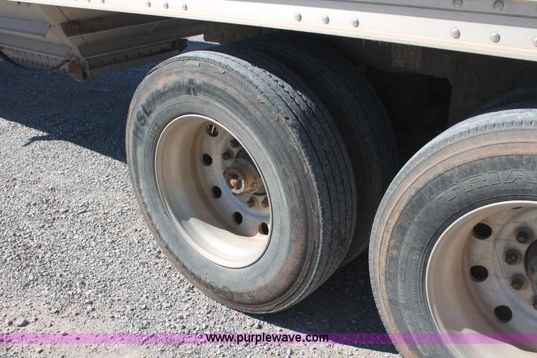 image for item H8281 2007 Wilson DWH550 Pace Setter double hopper bottom grain trailer