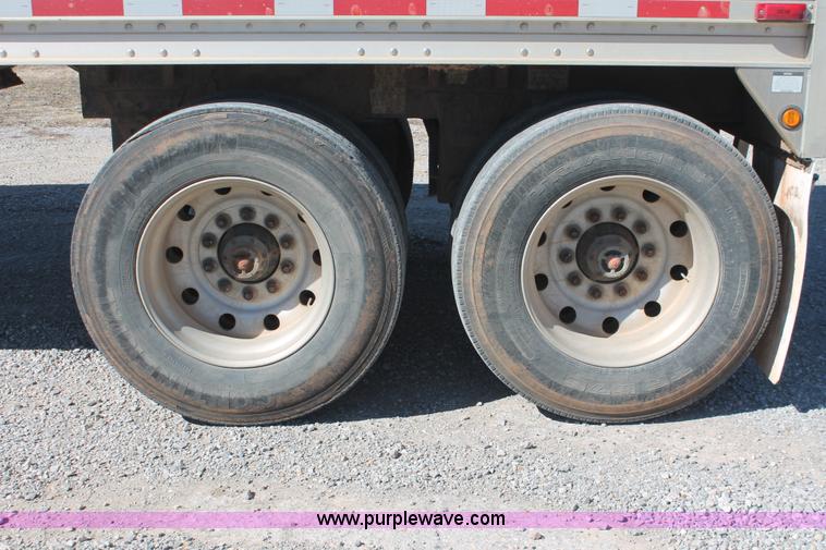 image for item H8281 2007 Wilson DWH550 Pace Setter double hopper bottom grain trailer