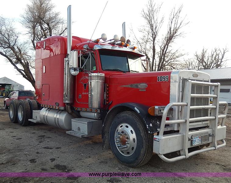 image for item I3744 2000 Peterbilt 379 semi truck