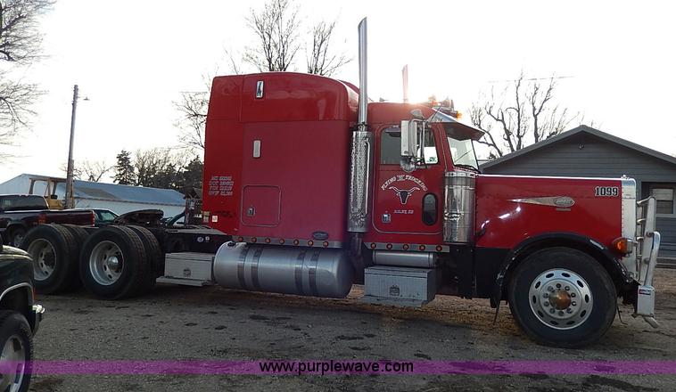 image for item I3744 2000 Peterbilt 379 semi truck