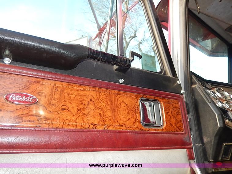 image for item I3744 2000 Peterbilt 379 semi truck