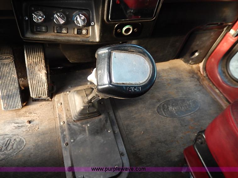 image for item I3744 2000 Peterbilt 379 semi truck