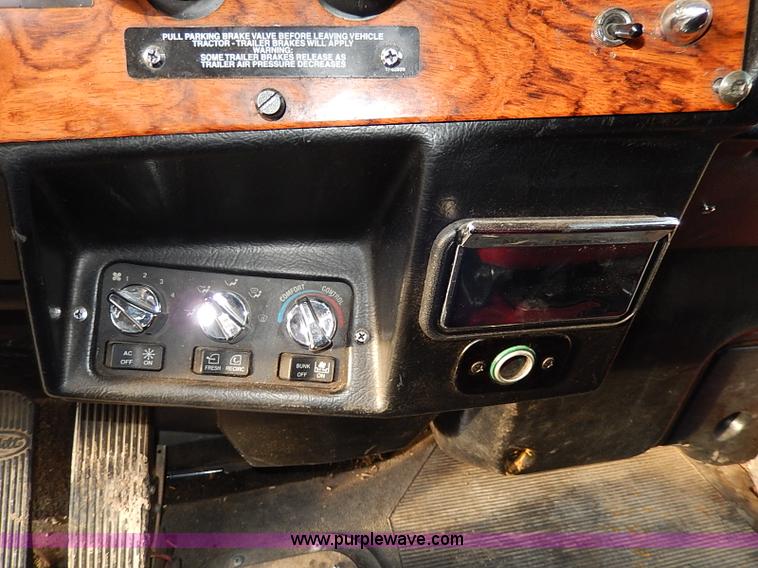 image for item I3744 2000 Peterbilt 379 semi truck