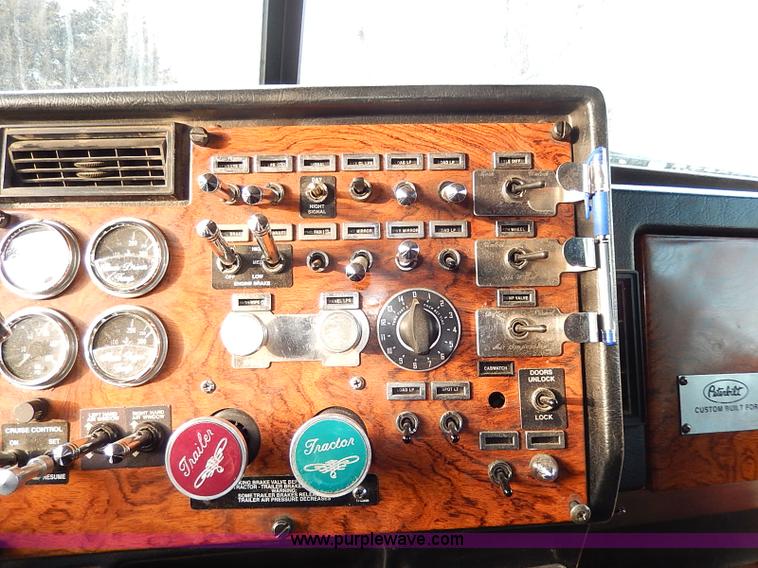 image for item I3744 2000 Peterbilt 379 semi truck