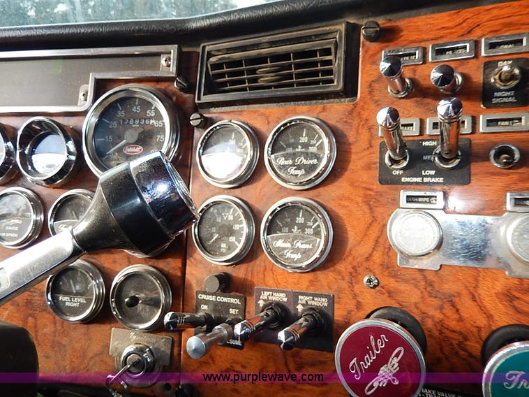 image for item I3744 2000 Peterbilt 379 semi truck