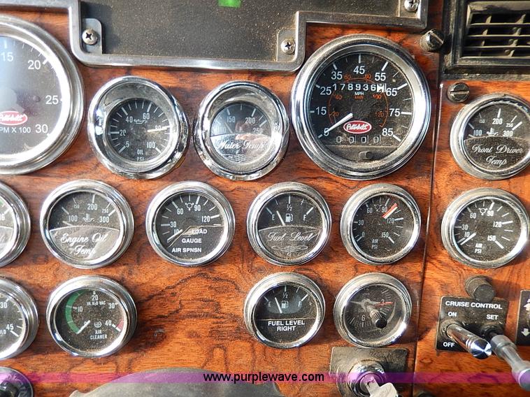 image for item I3744 2000 Peterbilt 379 semi truck