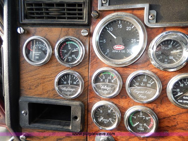 image for item I3744 2000 Peterbilt 379 semi truck