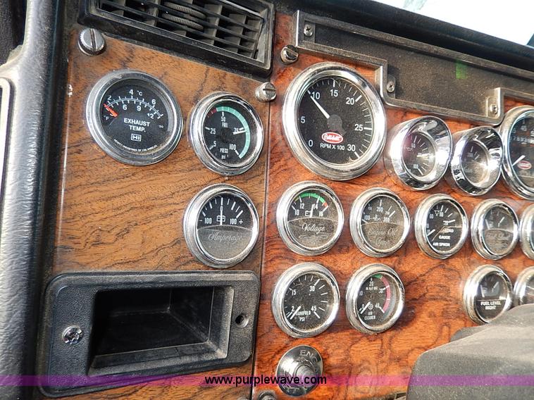 image for item I3744 2000 Peterbilt 379 semi truck