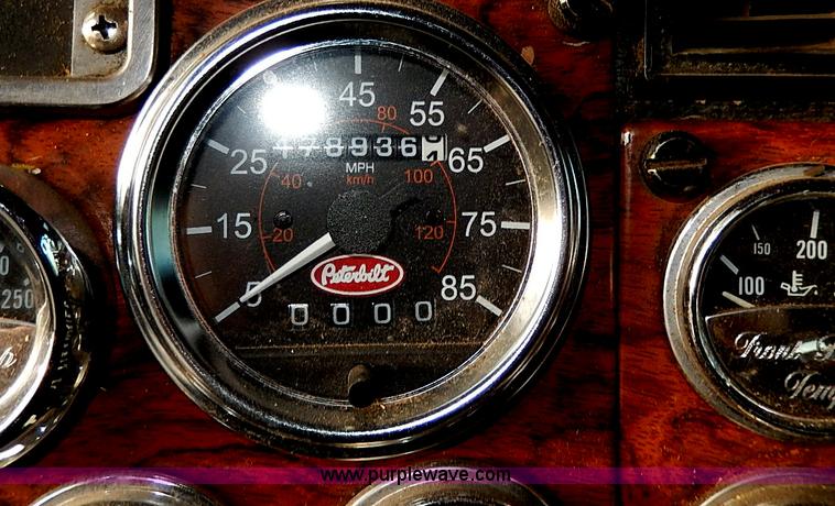 image for item I3744 2000 Peterbilt 379 semi truck