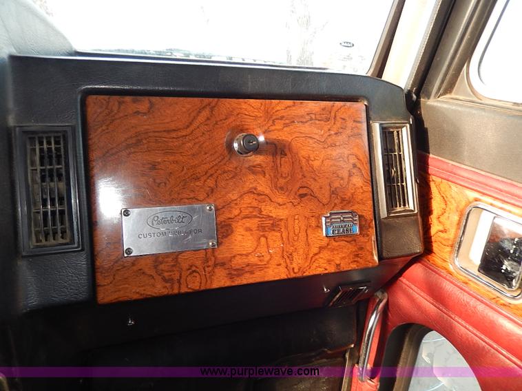 image for item I3744 2000 Peterbilt 379 semi truck