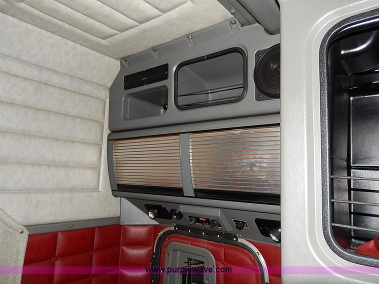 image for item I3744 2000 Peterbilt 379 semi truck