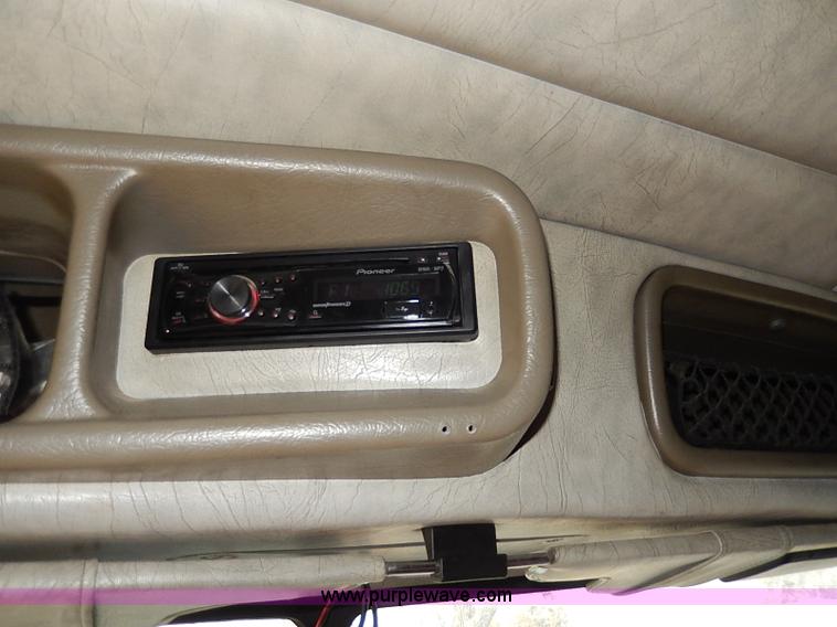 image for item I3744 2000 Peterbilt 379 semi truck