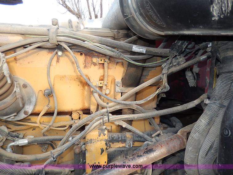 image for item I3744 2000 Peterbilt 379 semi truck