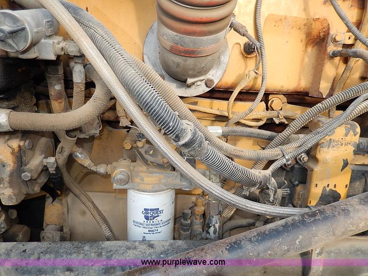 image for item I3744 2000 Peterbilt 379 semi truck