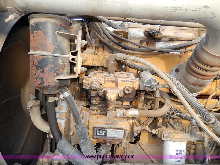 image for item I3744 2000 Peterbilt 379 semi truck