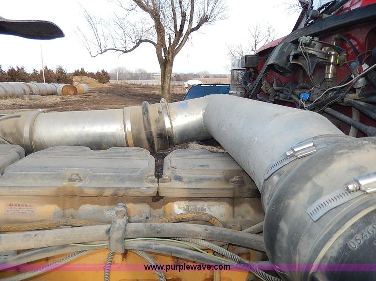 image for item I3744 2000 Peterbilt 379 semi truck