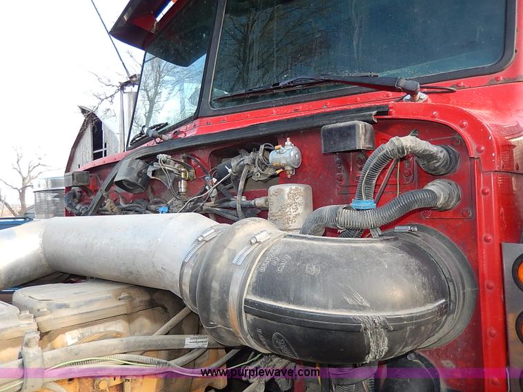 image for item I3744 2000 Peterbilt 379 semi truck