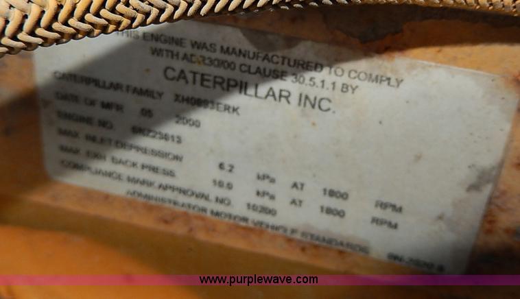 image for item I3744 2000 Peterbilt 379 semi truck