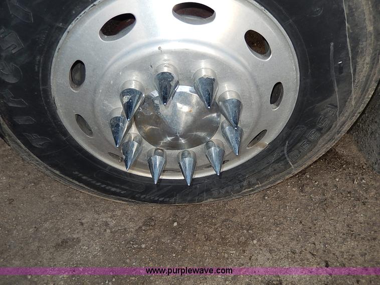 image for item I3744 2000 Peterbilt 379 semi truck