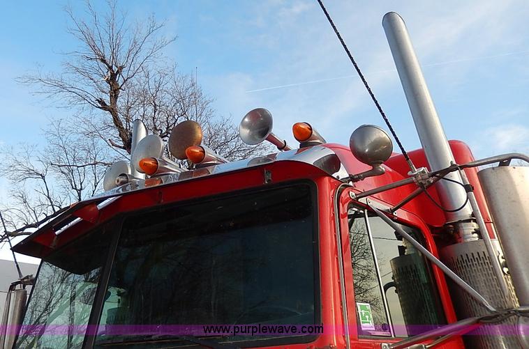 image for item I3744 2000 Peterbilt 379 semi truck