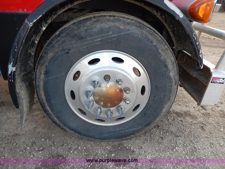 image for item I3744 2000 Peterbilt 379 semi truck