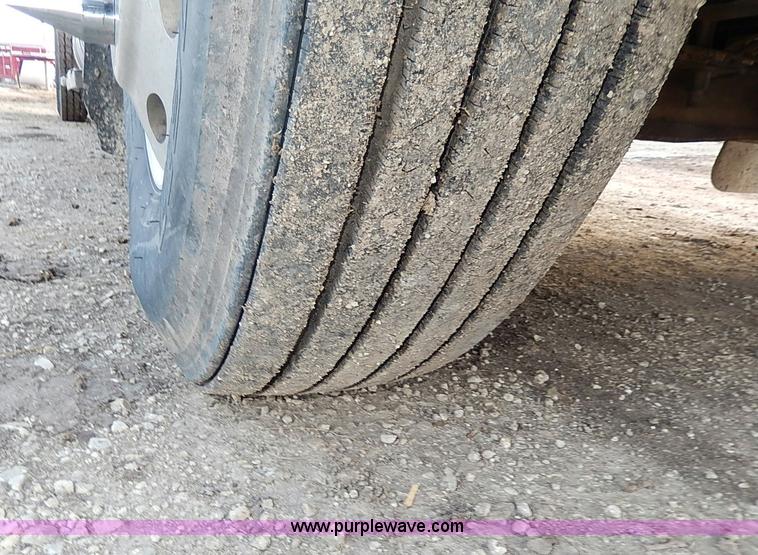 image for item I3744 2000 Peterbilt 379 semi truck