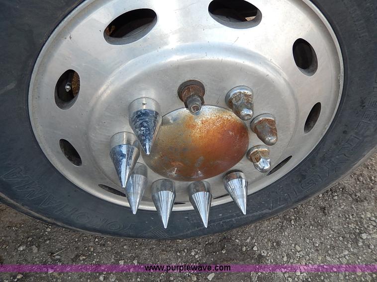 image for item I3744 2000 Peterbilt 379 semi truck