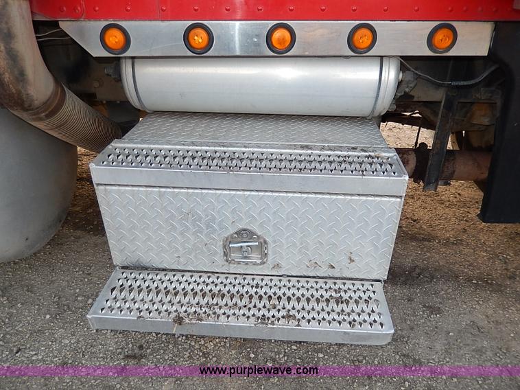 image for item I3744 2000 Peterbilt 379 semi truck