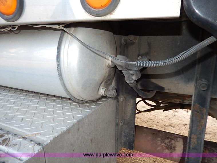 image for item I3744 2000 Peterbilt 379 semi truck