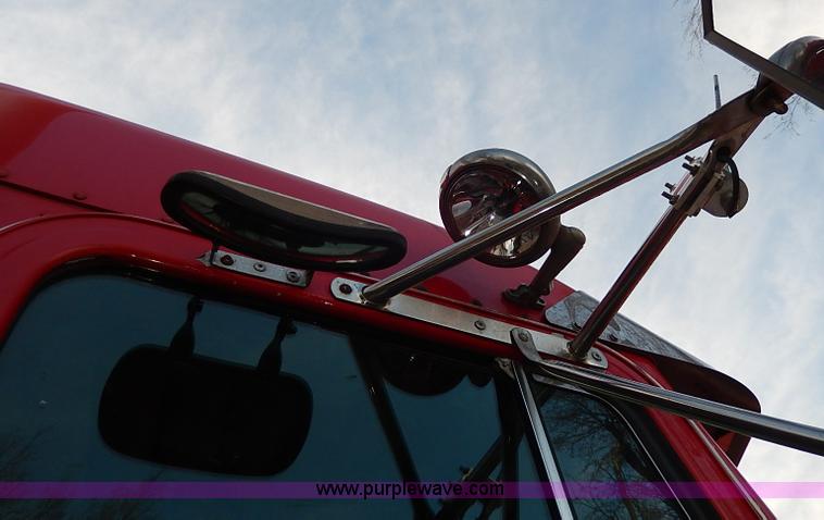 image for item I3744 2000 Peterbilt 379 semi truck