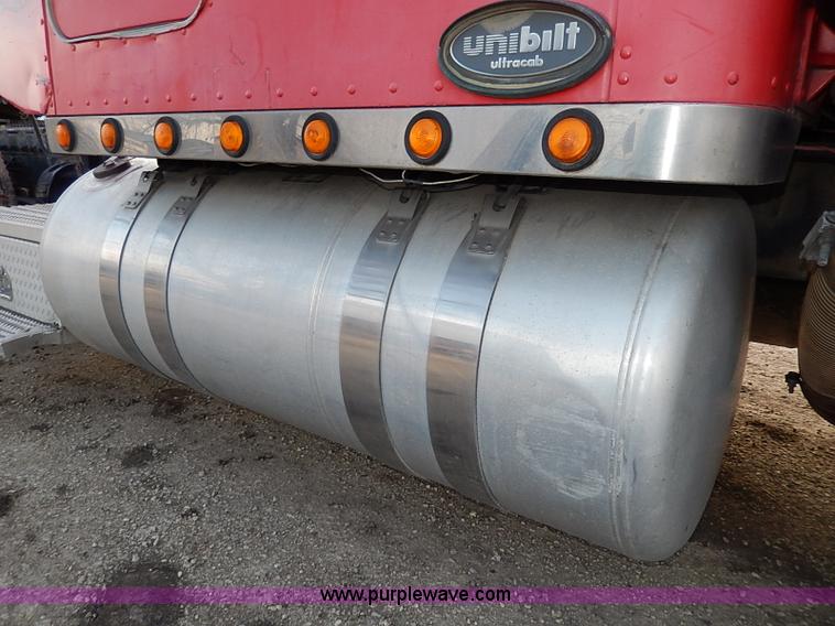 image for item I3744 2000 Peterbilt 379 semi truck