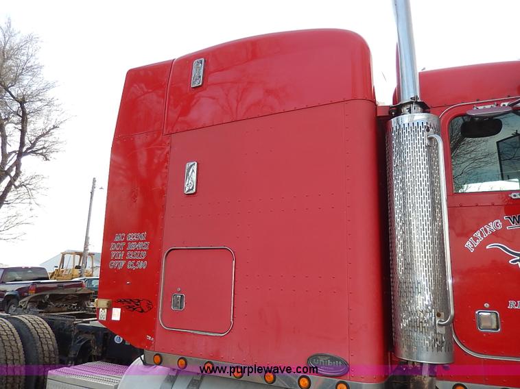 image for item I3744 2000 Peterbilt 379 semi truck