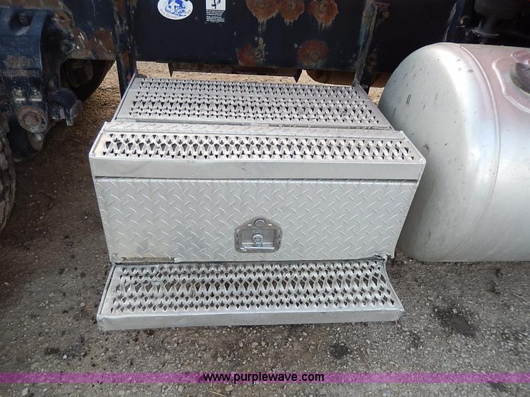 image for item I3744 2000 Peterbilt 379 semi truck