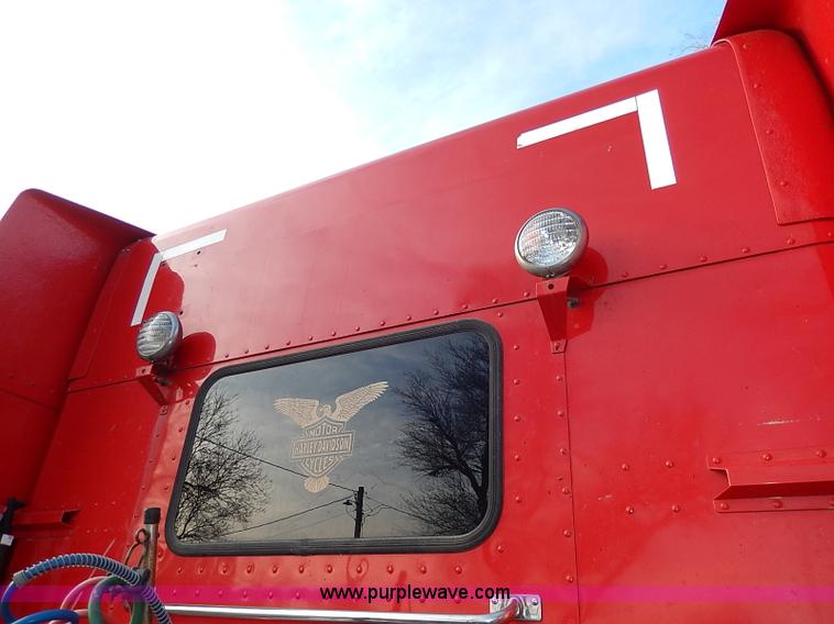 image for item I3744 2000 Peterbilt 379 semi truck